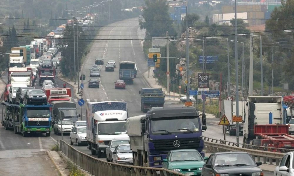 Παρ’ ολίγον τραγωδία: Φορτηγό έπεσε σε νησίδα επί της Λεωφόρου Σχιστού, στο ρεύμα προς Κερατσίνι